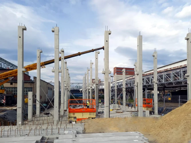 Słupy betonowe – czym są, gdzie się je stosuje i dlaczego warto po nie sięgać